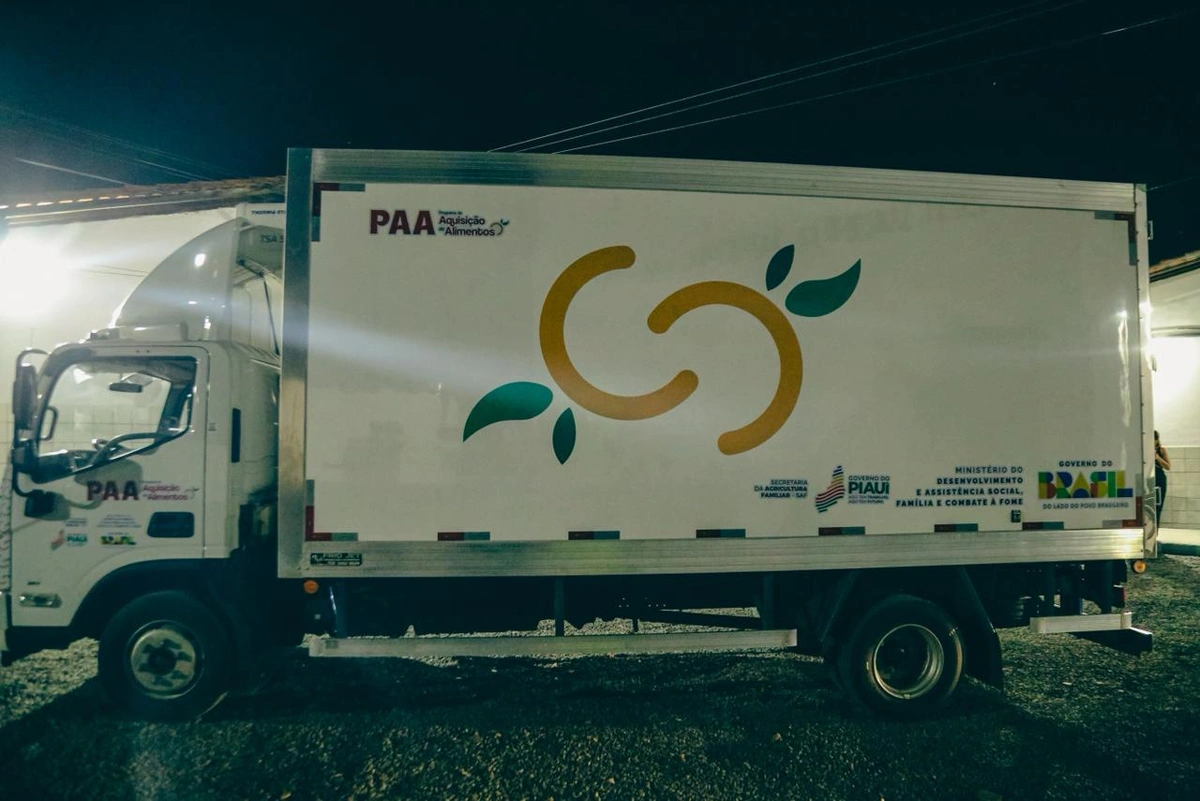 Entrega de um caminhão baú refrigerado