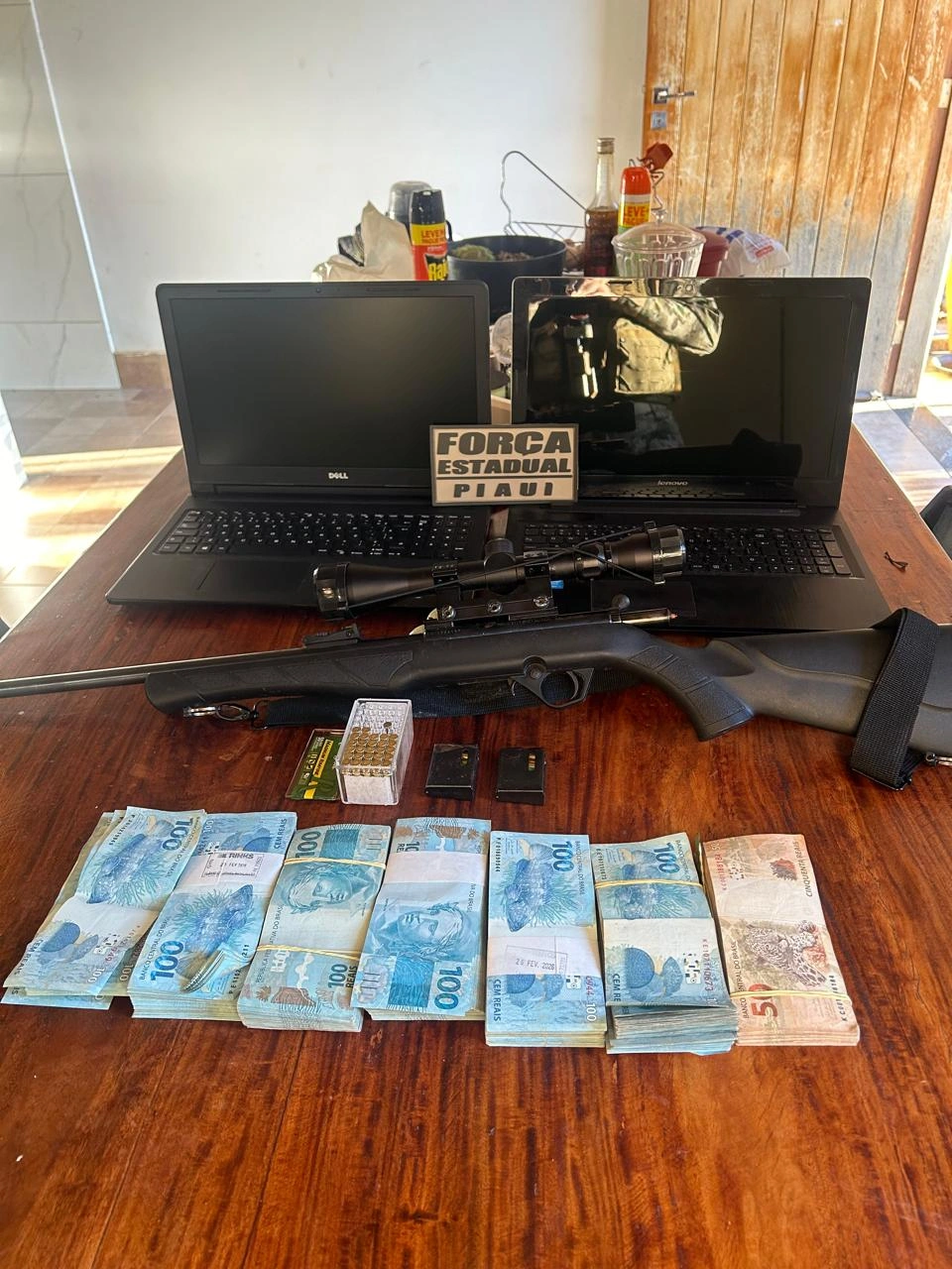 Esquema de fraude tributária levou a bloqueio de mais de R$ 10 milhões. Armas apreendidas na operação.