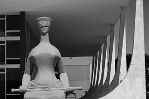 Estátua da Justiça, em frente à sede do Supremo Tribunal Federal (STF) (Foto: Evaristo Sá/AFP)