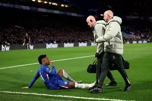Estêvão sendo atendido pela equipe do Chelsea (Foto: imagem de reprodução)