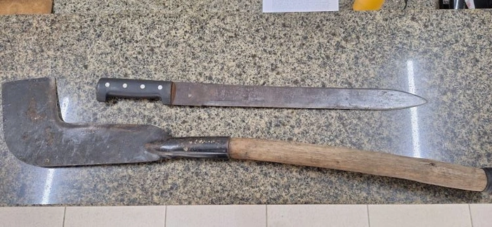 Foice e facão utilizados na agraessão