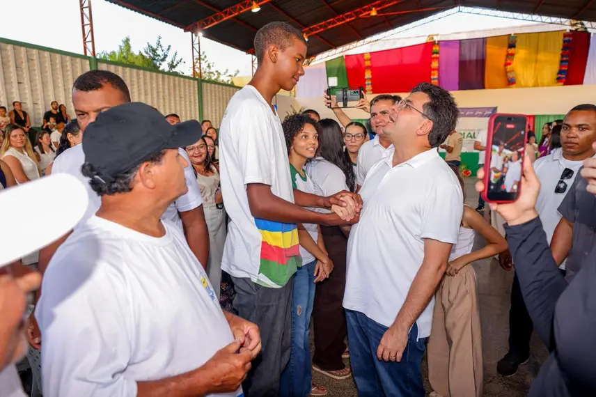 Governador observa a altura do estudante de forma bem humorada