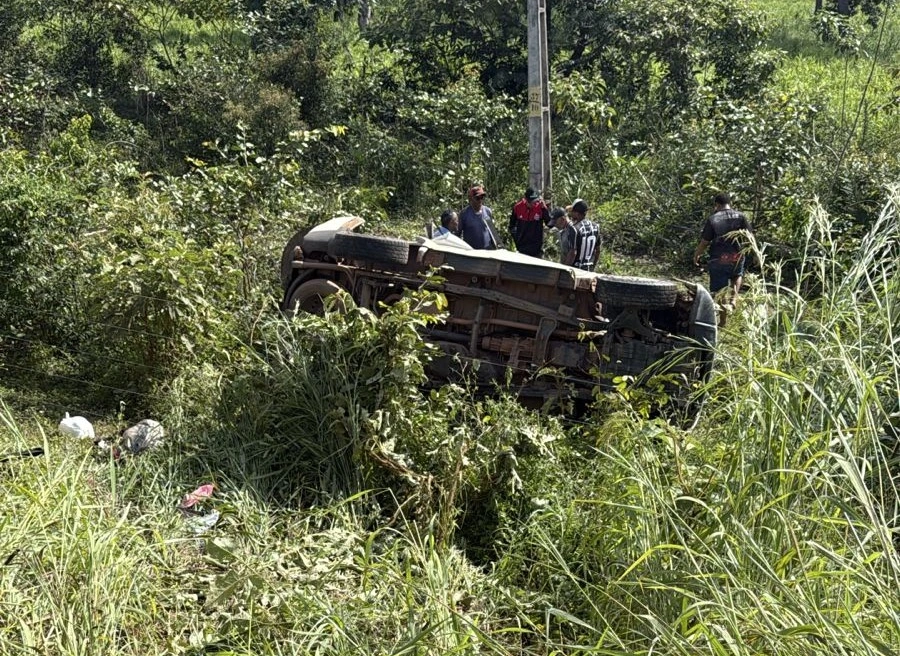 grave acidente registrado na manhã deste sábado (18) deixou três pessoas mortas e quatro feridas na BR-235, nas proximidades da localidade Grotões, em Gilbués