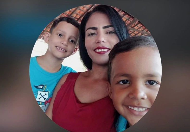 Jairane Moura da Silva, que estava grávida, e pelos homicídios dos enteados João Gabriel, de 8 anos, e Vinícius Emanuel, de 6 anos