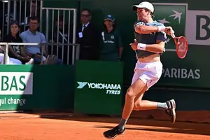 João Fonseca durante o jogo do Masters 1000 de Monte Carlo contra o italiano Matteo Berrettini (Foto: Divulgação/Masters 1000 de Monte Carlo)