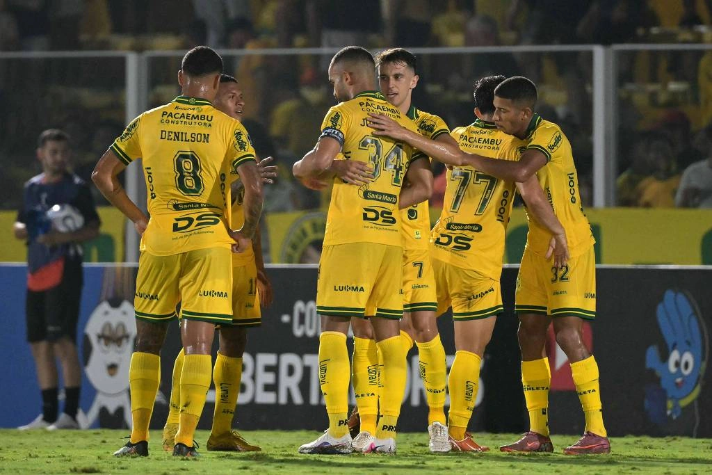 Jogadores do Mirassol celebram gol de João Victo