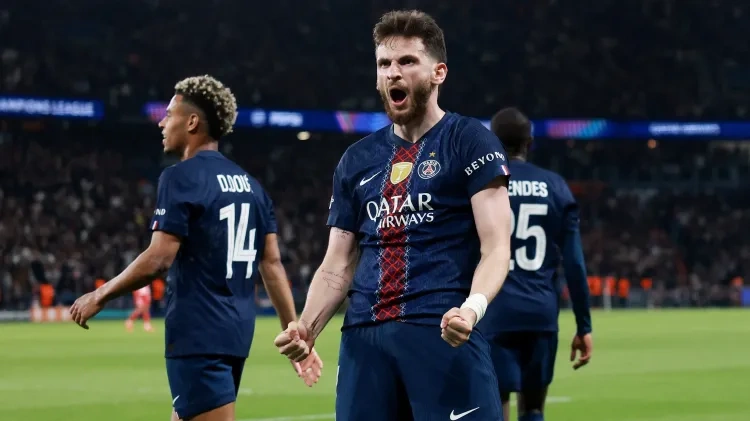 Kvaratskhelia, do PSG, comemora gol contra o Bayern, pela Liga dos Campeões