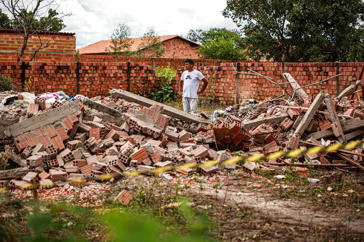 Moradores do bairro Vila França, em Barras, no Norte do Piauí, relataram momentos de desespero após um sobrado desabar sobre uma família na madrugada desta segunda-feira (20)