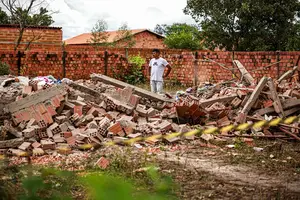 Moradores do bairro Vila França, em Barras, no Norte do Piauí, relataram momentos de desespero após um sobrado desabar sobre uma família na madrugada desta segunda-feira (20) (Foto: Reprodução)