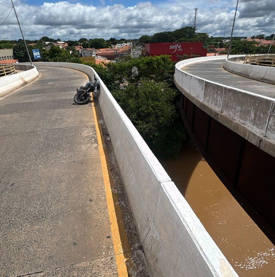Motociclista ainda não identificado caiu na Ponte José Sarney (Ponte da Amizade), que liga Teresina a Timon, no Maranhão, no início da tarde deste domingo (26)