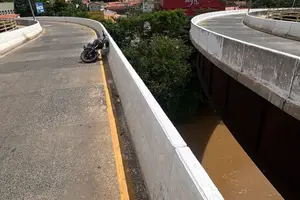 Motociclista ainda não identificado caiu na Ponte José Sarney (Ponte da Amizade), que liga Teresina a Timon, no Maranhão, no início da tarde deste domingo (26) (Foto: Reprodução)
