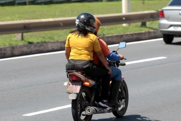 Motociclista e passageiro