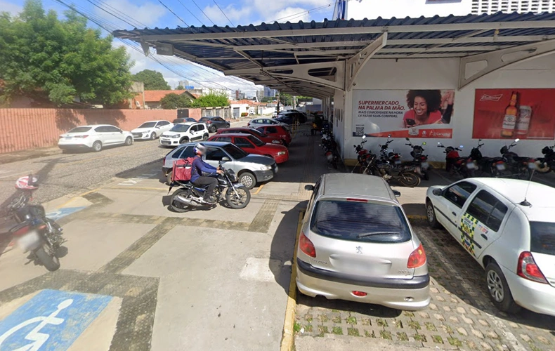 Mulher roubada em estacionamento de supermercado