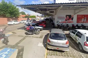 Mulher roubada em estacionamento de supermercado (Foto: Reprodução)