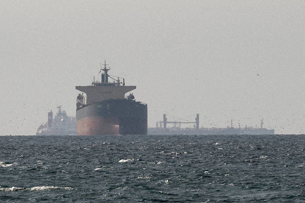 Navios de carga no Golfo, perto do estreito de Hormuz