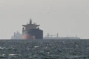 Navios de carga no Golfo, perto do estreito de Hormuz (Foto: Reuters)