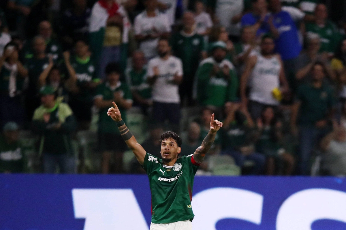 O paraguaio Gustavo Gómez, capitão do Palmeiras, festeja seu gol, o único do jogo contra o Athletico-PR em São Paulo