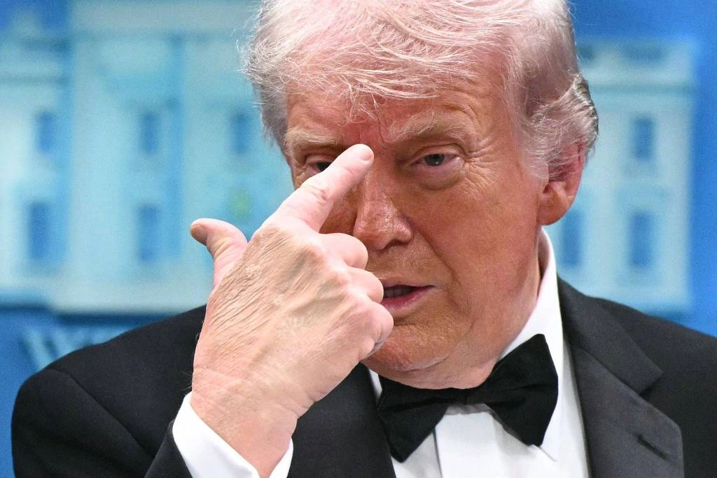 O presidente Donald Trump gesticula durante entrevista coletiva na noite de sábado (26) após jantar em hotel em Washington interrompido por disparos