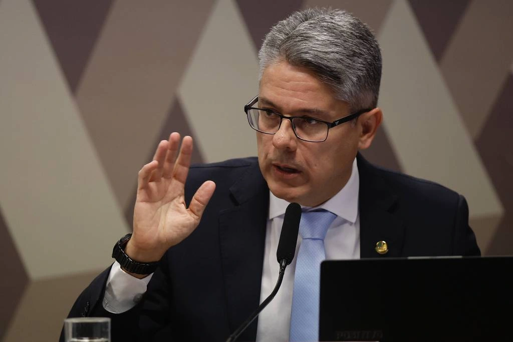 O senador Alessandro Vieira (MDB-SE) durante a leitura do relatório final da CPI do Crime Organizado, no Senado Federal