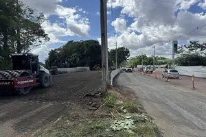 O trecho da Avenida Maranhão, no entorno do bairro São Pedro, em Teresina, deve ser liberado nesta segunda-feira (13), após permanecer interditado para a execução de obras da galeria P-10 (Foto: ASCOM)