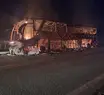 Ônibus de turismo é destruído por incêndio na BR-407 no Sul do Piauí