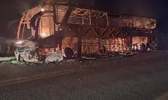 Ônibus de turismo é destruído por incêndio na BR-407 no Sul do Piauí