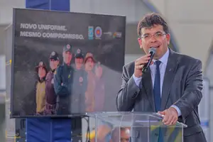 Rafael Fonteles na entrega dos novos fardamentos e equipamentos para Polícia Militar (Foto: Gabriel Paulino)