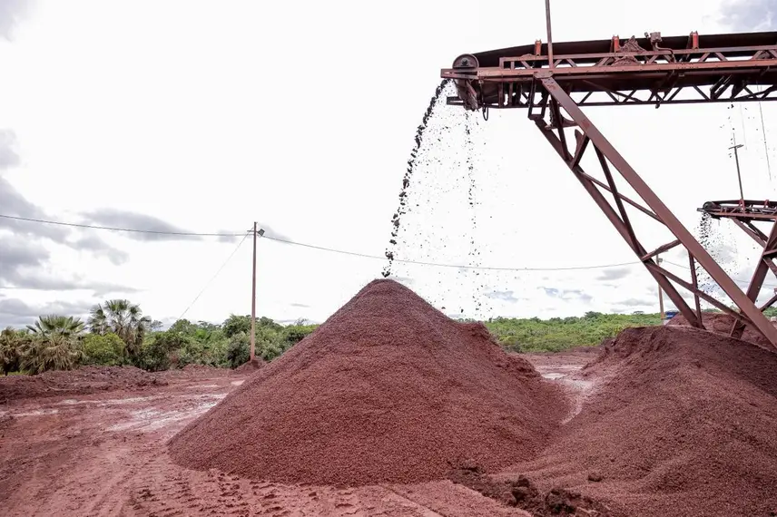 Rafael Fonteles visita operação de mineradora que produz 1,5 milhão de toneladas de minério ao ano e gera mil empregos em Piripiri