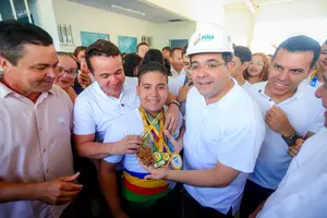 Rafael Fonteles vistoria reforma de escola e obras de calçamento que ampliam qualidade de vida em Sussuapara (Foto: Leonardo Rocha)