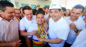 Rafael Fonteles vistoria reforma de escola e obras de calçamento que ampliam qualidade de vida em Sussuapara (Foto: Leonardo Rocha)