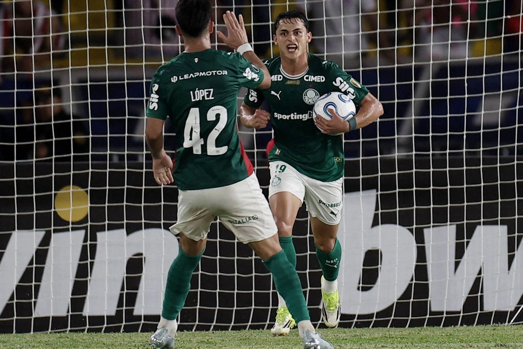 Ramón Sosa celebra gol marcado pelo Palmeiras