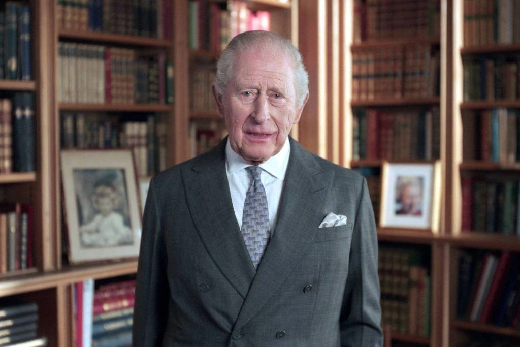 Rei Charles 3º gravando uma mensagem em vídeo para marcar o centenário do nascimento da rainha Elizabeth 2ª