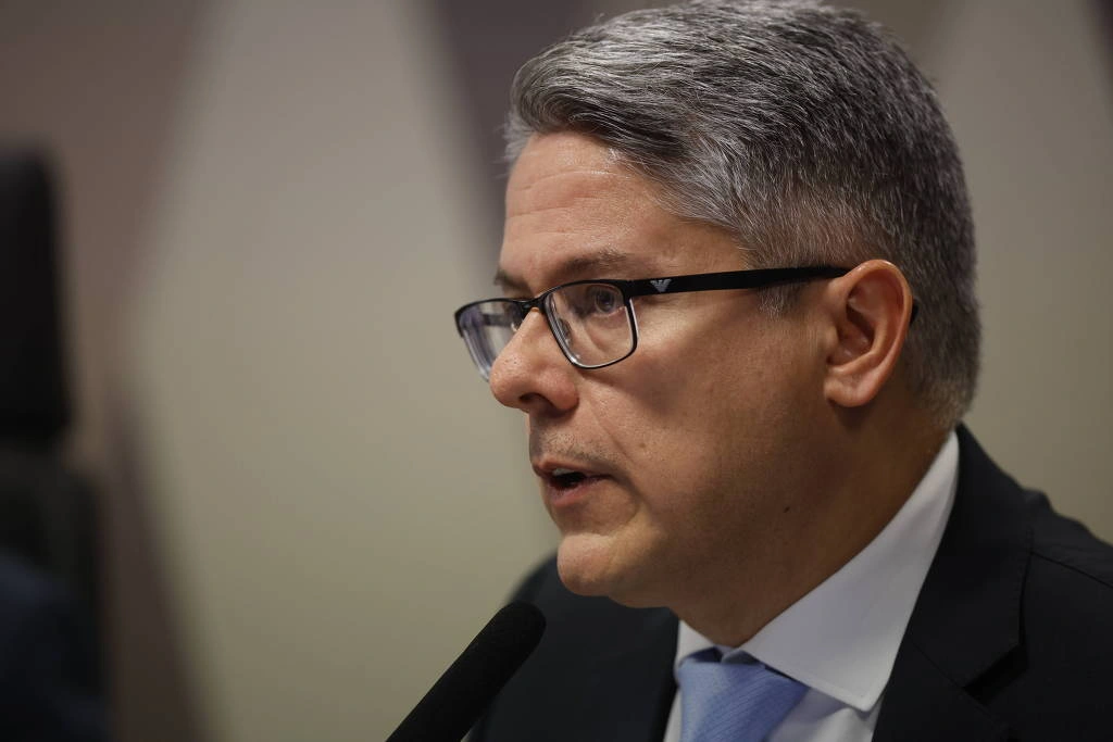 Senador Alessandro Vieira durante leitura do relatório final da CPI do Crime Organizado