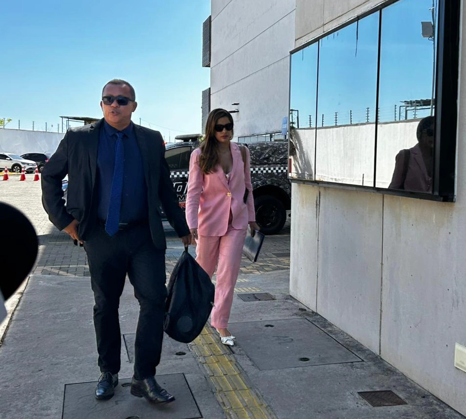 Tatiana Medeiros na chegada no Fórum Eleitoral