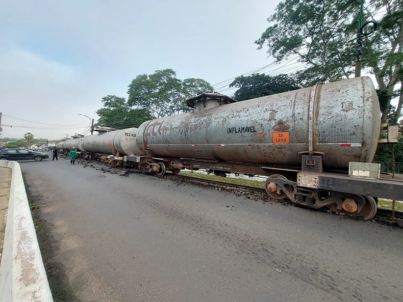 Trem descarrila e interdita Ponte Metálica entre Teresina e Timon