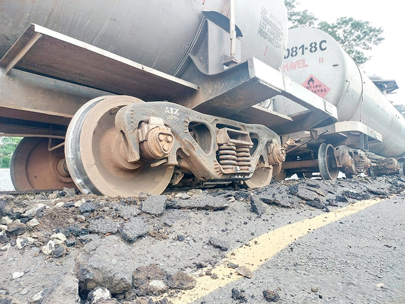Trem descarrila e interdita Ponte Metálica entre Teresina e Timon