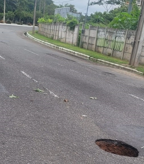 Um buraco se abriu na Avenida Raul Lopes, sentido Ponte Estaiada a Universidade Federal do Piauí, e causou interdição em parte da via na manhã desta quarta-feira (22)