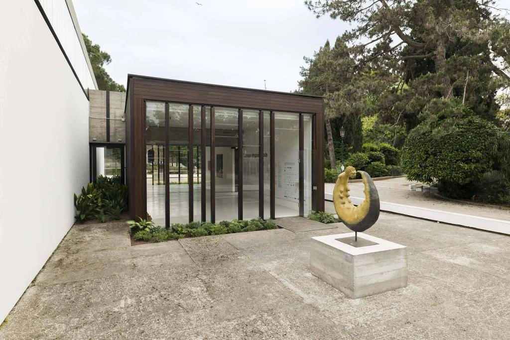 A escultura 'Crisálida' (2026) foi feita por Rosana Paulino especialmente para a Bienal de Veneza, em bronze, dando forma ao desenho de uma gravura que fez 20 anos atrás