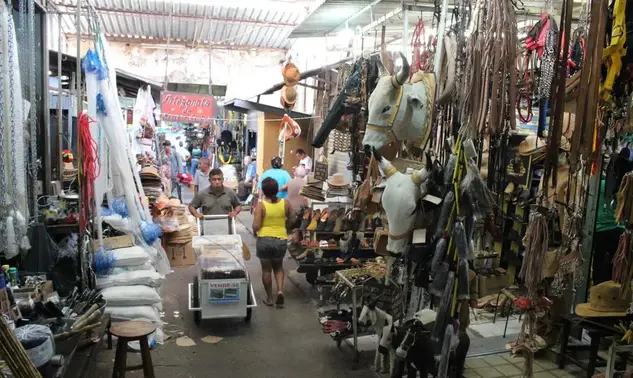 Fiscalização retira ambulantes do entorno do Mercado Central