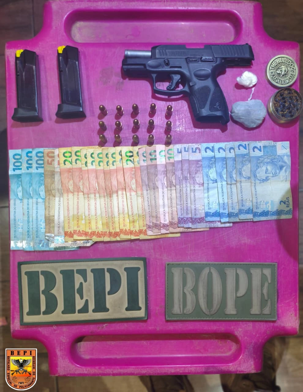 Arma apreendida e dinheiro em posse de Foto postada por Antônio Lucas