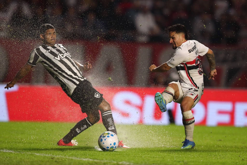 Artur chuta durante duelo entre São Paulo e Botafogo no Morumbi