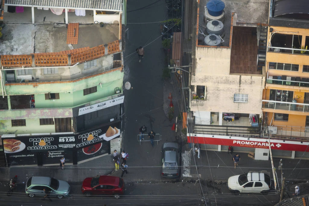 Barreira no meio da rua controla acesso na esquina das ruas Ernest Renan e Melchior Giola, em Paraisópolis, na zona sul de São Paulo