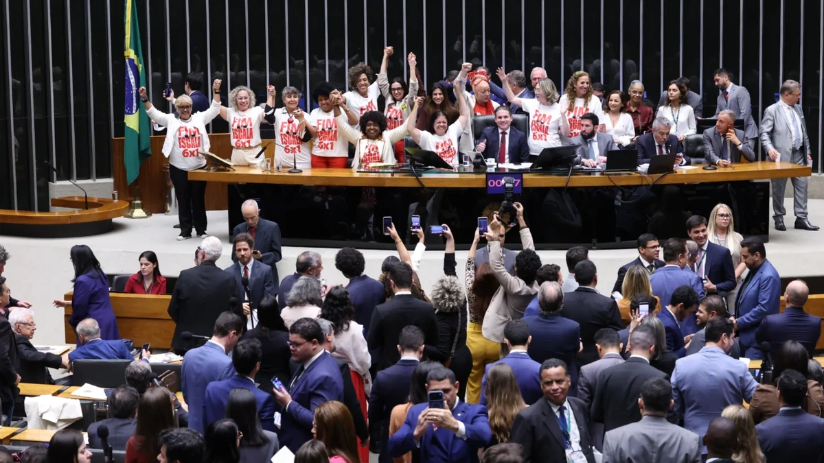 Câmara aprova PEC que acaba com a escala 6x1