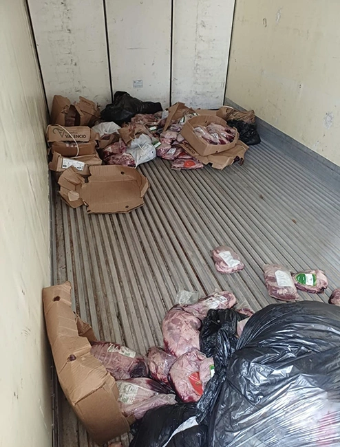 Carga de carne bovina transportada sem refrigeração adequada e com prazo de validade vencido foi apreendida neste sábado (23)