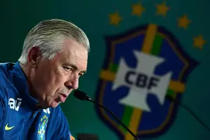 Carlo Ancelotti concede uma de suas entrevistas como técnico da seleção brasileira; em quase todas elas, teve de responder sobre o atacante Neymar (Foto: Pablo Porciuncula)