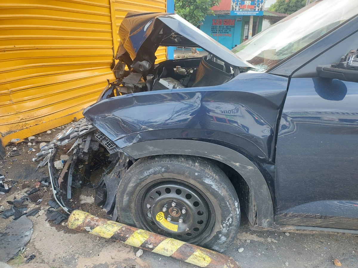 Carro sobe canteiro e colide com loja de peças na Av. Miguel Rosa