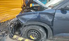 Carro invade canteiro e colide com loja na Av. Miguel Rosa