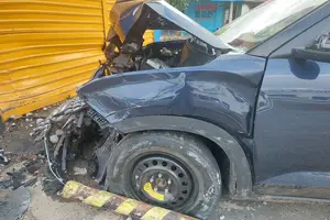Carro sobe canteiro e colide com loja de peças na Av. Miguel Rosa (Foto: Reprodução)