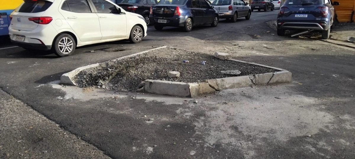 Carro sobe canteiro e colide com loja de peças na Av. Miguel Rosa