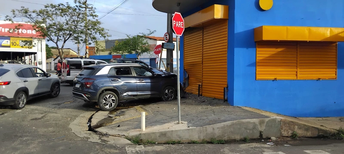 Carro sobe canteiro e colide com loja de peças na Av. Miguel Rosa